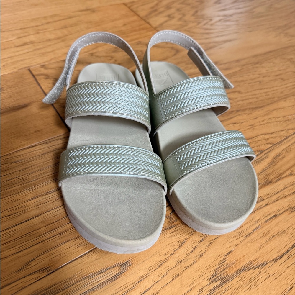 Reef girls size 3 sandals. Excellent condition.